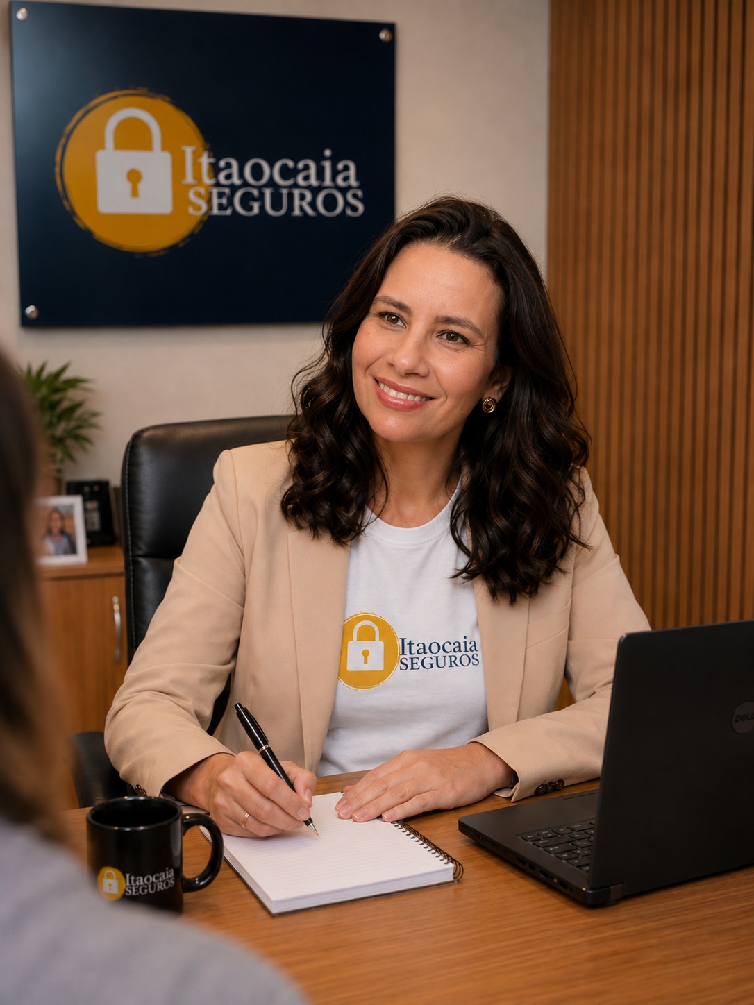 Consultora da Itaocaia Seguros em atendimento a uma cliente no escritório